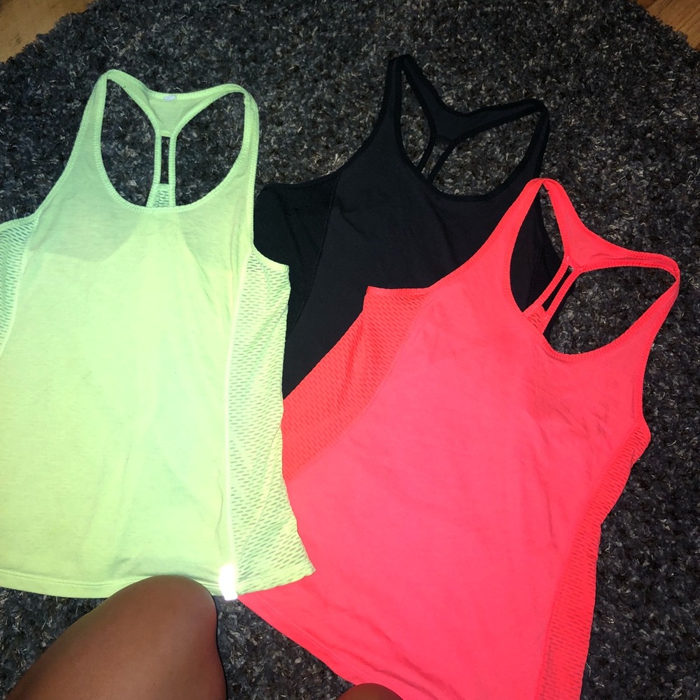 Under Armour tanks !